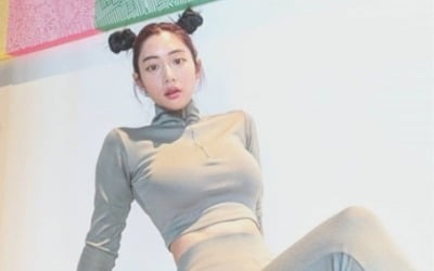 "몸매가 다했네"…클라라, 뿌까 머리+레깅스 패션에도 돋보이는 'S라인'