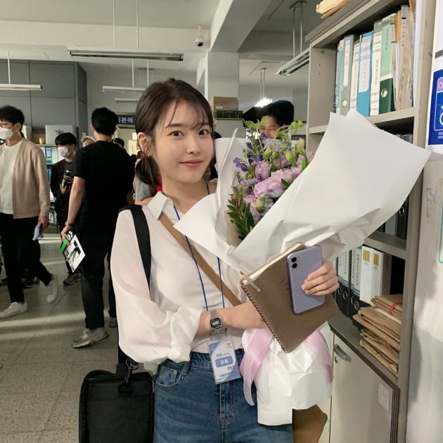 아이유 "생일 축하 받았어"…꽃다발 한아름 안고 미소 '청순美'