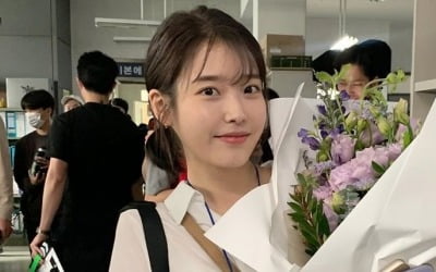 아이유 "생일 축하 받았어"…꽃다발 한아름 안고 미소 '청순美'