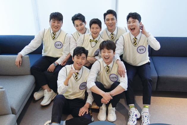 '아는 형님' 대기실서 촬영한 '미스터트롯' 출연진/ 사진제공=JTBC