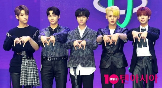 '컴백' 투모로우바이투게더, '신인상 10관왕' 달고 더 높이 비상 [종합]