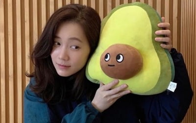 신현빈, 아보카도에 푹 빠진 겨울쌤…인형보다 귀엽네