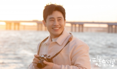 '영혼수선공' 신하균, 연인과 유람선 데이트 포착