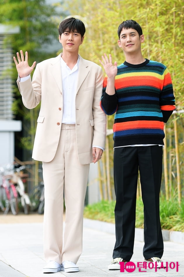 [TEN 포토] '꼰대인턴' 박해진X박기웅, '극과 극 패션 취향'