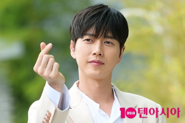 [TEN 포토] '꼰대인턴' 박해진, '필 충만한 하트'