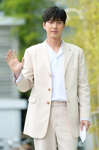 [TEN 포토] '꼰대인턴' 박해진, '동화 속 왕자님 비주얼'