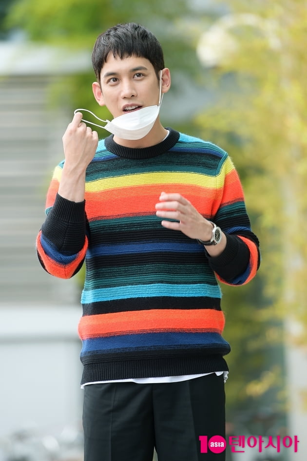 [TEN 포토] '꼰대인턴' 박기웅, '마스크 잠시만 벗을게요~'
