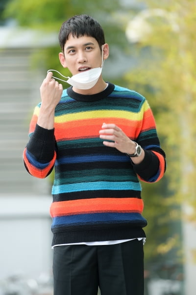 [TEN 포토] '꼰대인턴' 박기웅, '마스크 잠시만 벗을게요~'