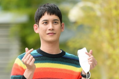 [TEN 포토] '꼰대인턴' 박기웅, '훈훈한 쌍하트'