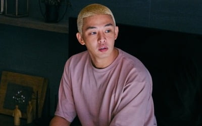 '#살아있다' 유아인, 좀비 세상에 고립되다