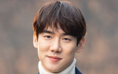 '슬의생' 유연석, 포스터 촬영 비하인드 컷 공개…'정원쌤의 퇴근길'