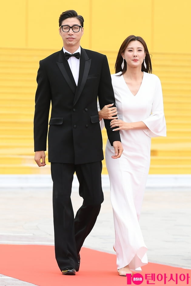 [TEN 포토] 김세진-진혜지 '넘사벽 비율 커플'
