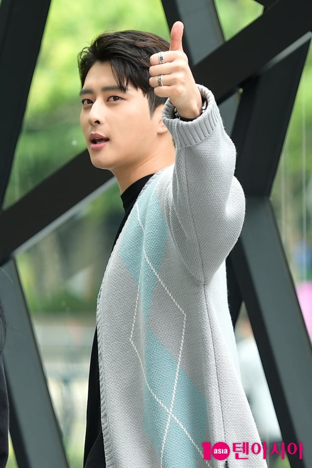 [TEN 포토] 카드 제이셉 '잘생긴 얼굴에 엄지 척!'