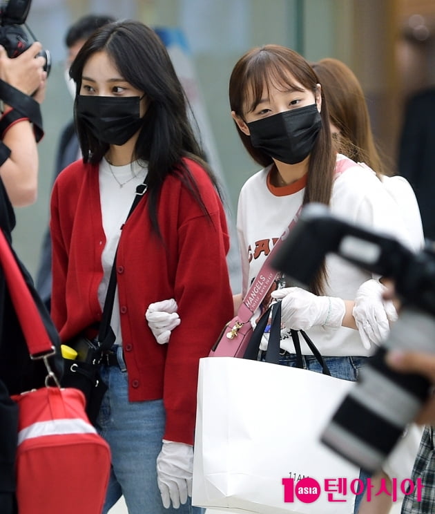 [TEN 포토] 이달의소녀 진솔X츄 '팔짱끼고 다정하게~'