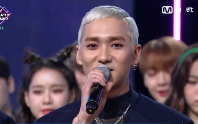 '엠카' 뉴이스트 1위, 아론 생일에 "최고의 선물" 헹가래까지