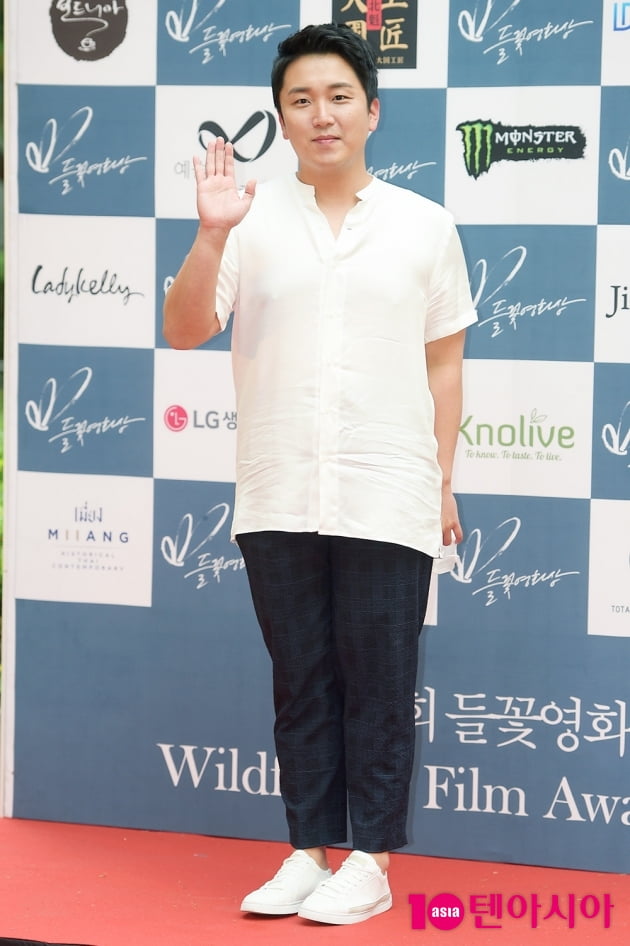 [TEN 포토] '들꽃영화상' 곽민규, '정직한 손인사'