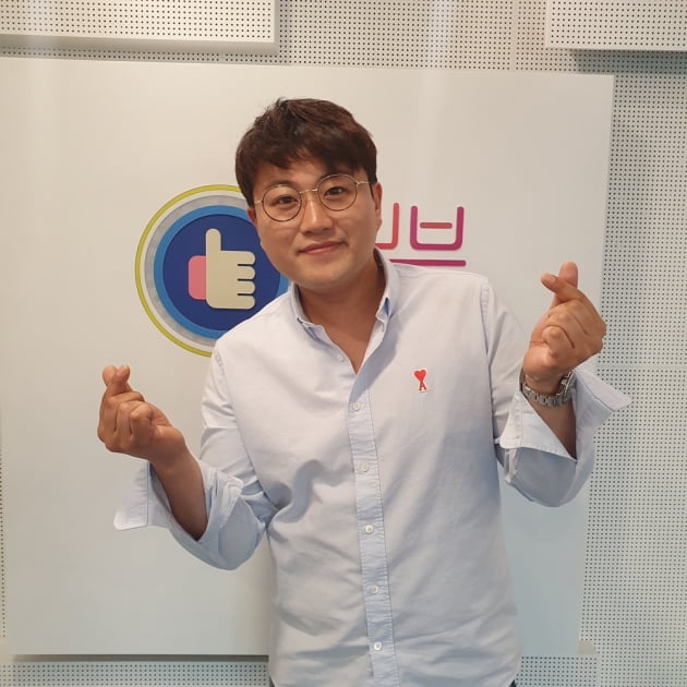 김호중이 SBS 러브FM ‘이숙영의 러브FM’에 게스트로 출연해 인증샷을 찍고 있다. /사진제공=SBS