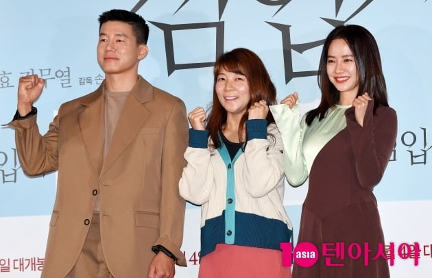 배우 김무열(왼쪽부터), 손원평 감독, 송지효가 27일 서울 한강로동 CGV용산아이파크몰에서 열린 영화 '침입자' 언론시사회에 참석했다. / 조준원 기자 wizard333@