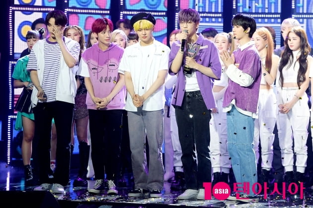 [TEN 포토] 투모로우바이투게더 '1위행진…이젠 수상도 여유로워~'