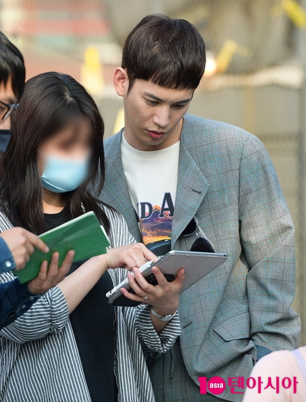 [TEN 포토] '꼰대인턴' 박기웅, '대본 체크 꼼꼼히'
