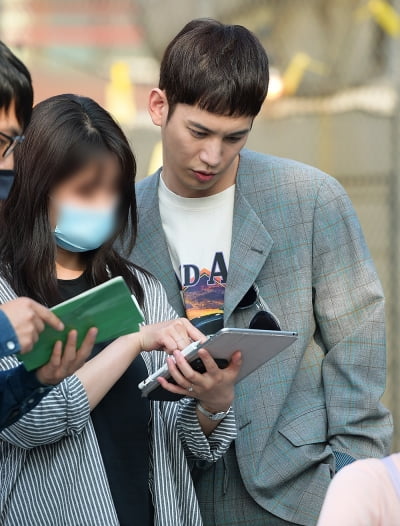 [TEN 포토] '꼰대인턴' 박기웅, '대본 체크 꼼꼼히'