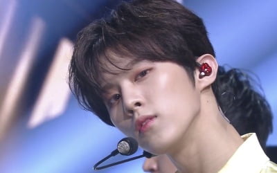 '뮤뱅' 김우석, 화려한 솔로 데뷔…절제된 섹시美로 팬심 저격