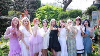 "매혹적인 서머퀸의 귀환"…트와이스, 오늘(1일) 'MORE & MORE' 컴백