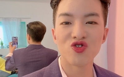 '미스터트롯' 나태주, 보라색 슈트입고 입술 '쭉~'