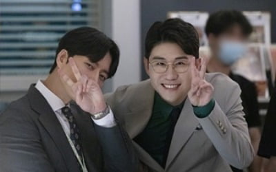 영탁, '꼰대인턴' 예고편 등장…박해진과 '찐' 케미