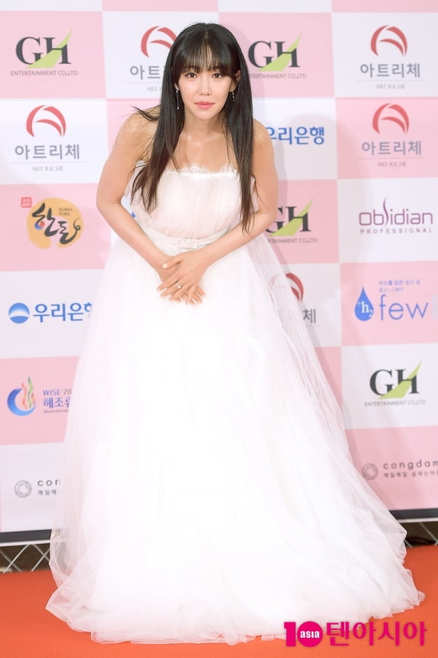 [TEN 포토] '대종상 영화제' 이유리, '드레스 입고 귀여운 배꼽인사'