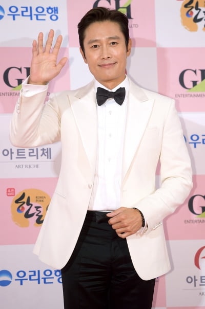 [제56회 대종상] 이병헌·정유미, 주연상 수상…"극장서 영화 즐길 날 다시 오길"