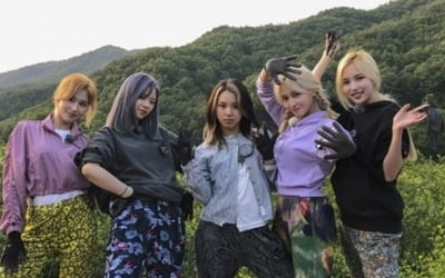 트와이스, '6시내고향' 비하인드컷…모내기룩 소화