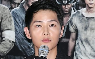 송중기, 영화 '너와 나의 계절' 하차…하반기 일정 조정