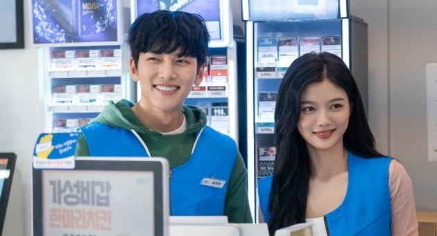 '더 킹' 종영으로 첫 방송을 미루게 된 '편의점 샛별이' 스틸컷/ 사진=SBS 제공