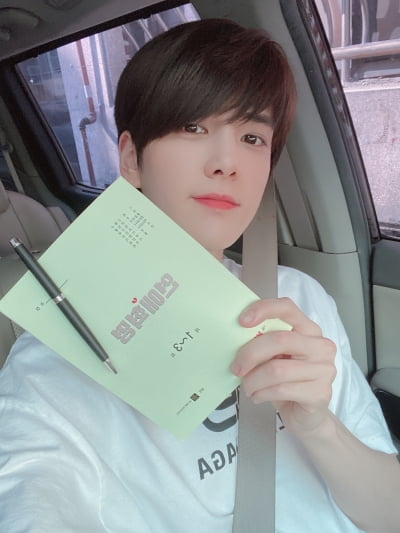 더보이즈 영훈, '연애혁명' 대본 인증…'웹툰 찢은 싱크로율'