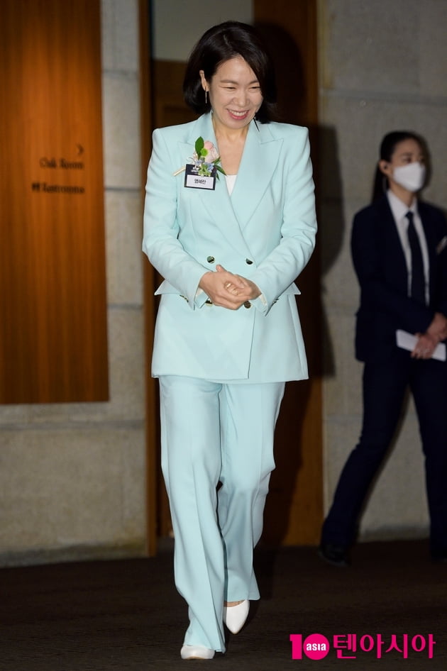 [TEN 포토] 염혜란 '산뜻한 파스텔톤 슈트'