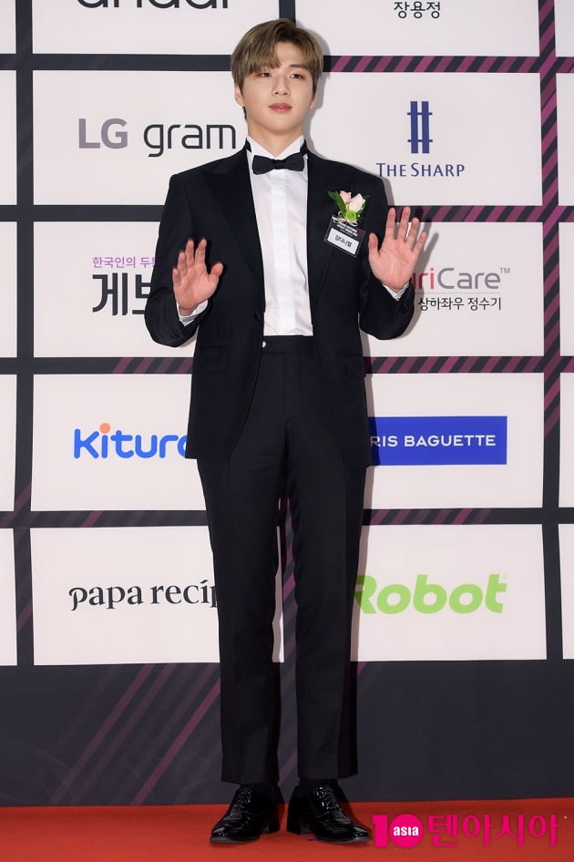[TEN 포토] 강다니엘 '블랙 슈트 찰떡 소화'