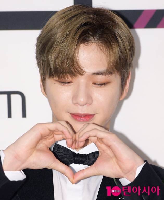 [TEN 포토] 강다니엘 '하트 만드는 중'