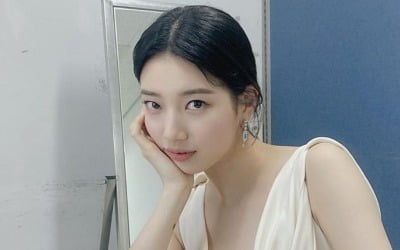 수지, 순백 드레스로 우아+도도 자태…여신의 현신