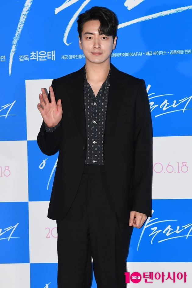 [TEN 포토] '야구소녀' 이준혁 '손인사도 멋스럽게~'