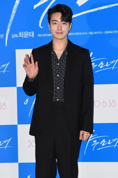 [TEN 포토] '야구소녀' 이준혁 '손인사도 멋스럽게~'