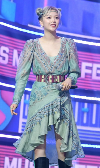 [TEN 포토] 트와이스 정연 '뿌까머리 이쁘죠~'