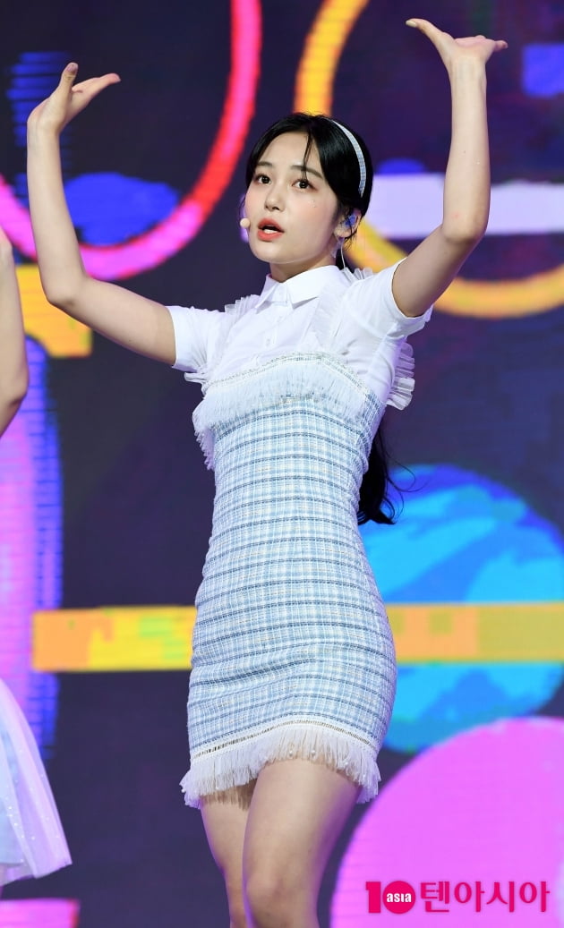[TEN 포토] 버스터즈 지수 '청순미 풀풀'