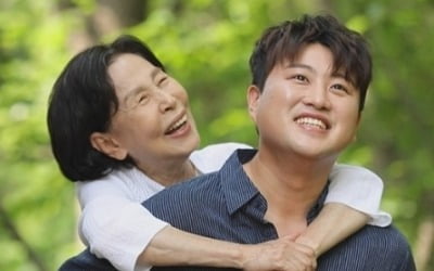 김호중, 손숙 업고있는 '할무니' 뮤비 한 컷…착한 손자