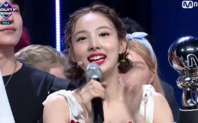 '엠카' 트와이스 1위 "원스 고맙고, 너무 보고싶어"
