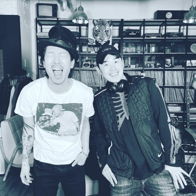 타이거JK와 '심의에 걸리는 사랑노래'에 피처링으로 참여한 가수 겸 래퍼 트웰브(오른쪽)./ 사진제공=필굿뮤직