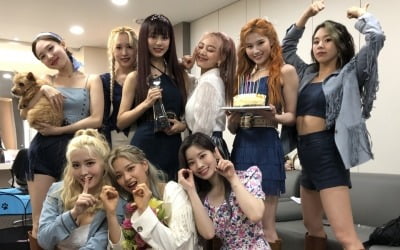 트와이스, 통산 100번째 음악방송 1위 달성…'MORE & MORE' 트로피 싹쓸이