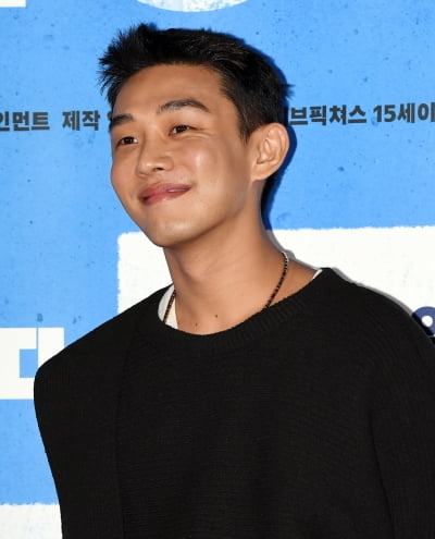 [TEN 포토] '#살아있다' 유아인 '여심 사로잡는 꽃미소'