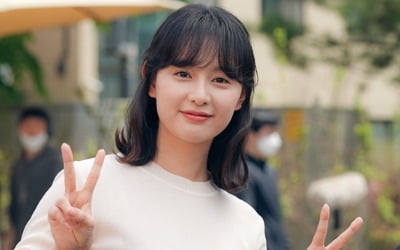 김지원, 무더위 날리는 청량+상큼美…라면 먹는 게 이렇게 귀여울 일