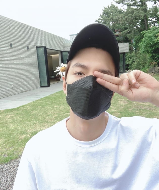 이민호, 마스크로는 가릴 수 없는 잘생김…그윽한 눈빛에 빠져드네